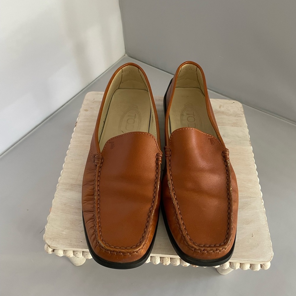 Tod’s Women’s Gommino Brown Leather Driving Loafer
Made in Italy Size 7